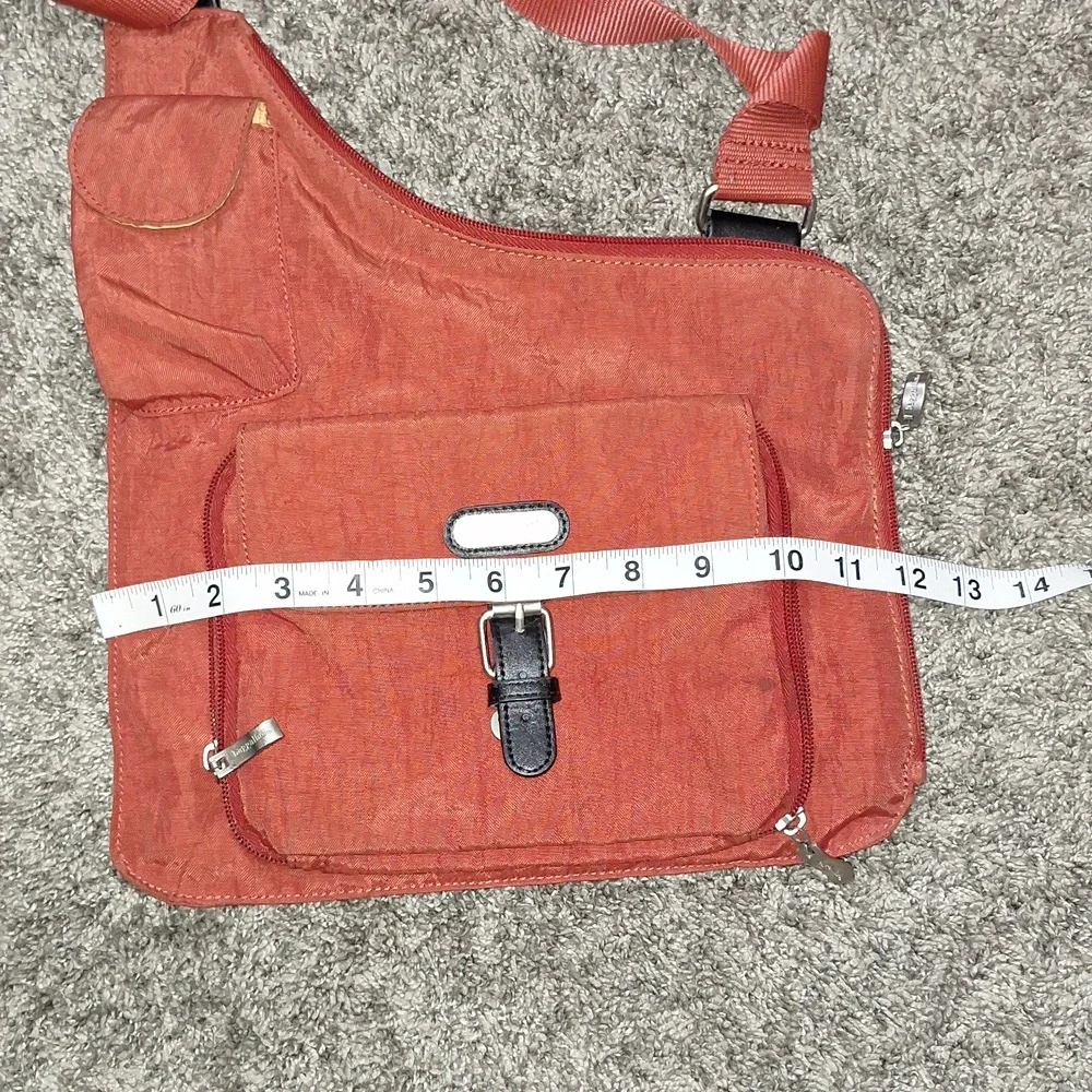 Baggallini medium crossbody zip canvas bag - brick red - Picture 8 of 12